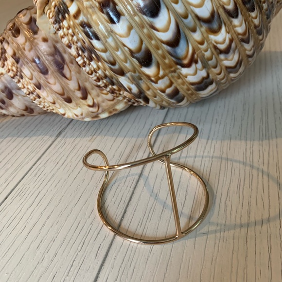 Pretty little cuff gold bracelet 🌹 - Picture 2 of 3